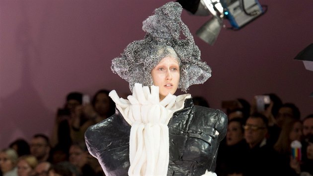 Rei Kawakubo a Comme des Garons Fall 2017