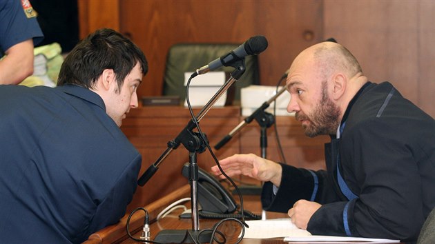Vrchní soud v Olomouci začal za mimořádných bezpečnostních opatření projednávat odvolání Američana Kevina Dahlgrena, který byl nepravomocně odsouzen na doživotí za čtyřnásobnou vraždu příbuzných v Brně. (23.3.2017)