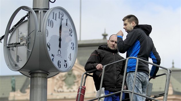 Na brnnskm nmst Svobody pibyly ke zdejmu orloji tradin hodiny s cifernkem. Mstu je vnoval primtor Petr Vokl, aby Bran poznali, kolik je hodin. (24.3.2017)