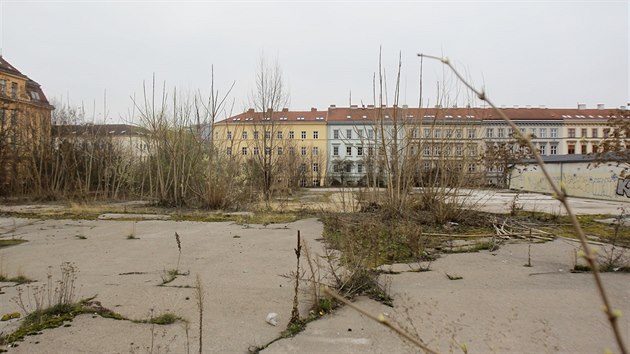 Prostor za supermarketem Albert na brnnsk ulici Veve zatm zstv leet ladem