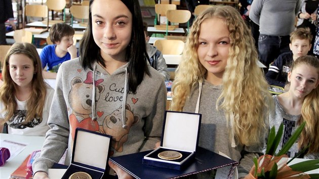 Brněnské školačky Sára Bukovská (v popředí vlevo) a Izabela Jefimova dostaly přímo ve třídě ocenění za to, že zachránily dvouletou holčičku z ledové řeky.