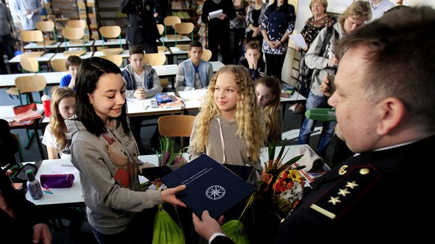 Brněnské školačky Sára Bukovská (vlevo) a Izabela Jefimova dostaly přímo ve třídě ocenění za to, že zachránily dvouletou holčičku z ledové řeky.
