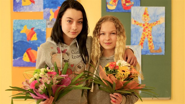 Brněnské školačky Sára Bukovská (vlevo) a Izabela Jefimova dostaly přímo ve třídě ocenění za to, že zachránily dvouletou holčičku z ledové řeky.