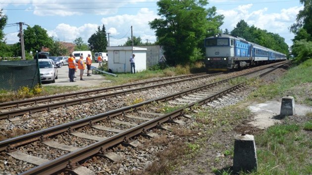 Firma AK Signal testuje v brnnskm Starm Lskovci zazen, kter varuje ped neleglnm pechzenm trati.