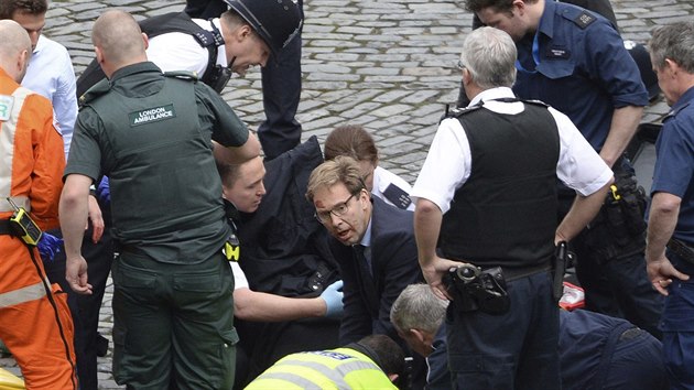 Poslanec Tobias Ellwood se sna zachrnit policistu pobodanho u britskho parlamentu (22. bezna 2017)