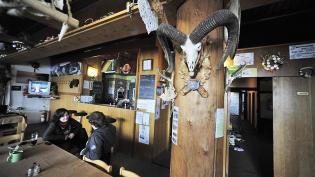 Souasn podoba chaty na enku. V pzem je restaurace, v dalch patrech jsou pokoje turistick ubytovny.