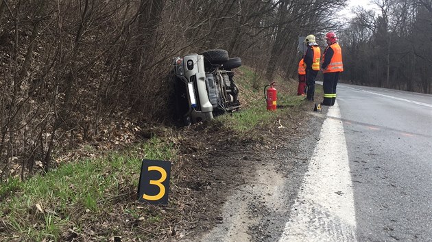 Nklaku upadla za jzdy ndr s naftou, auto za nm dostalo smyk (21.3.2017).