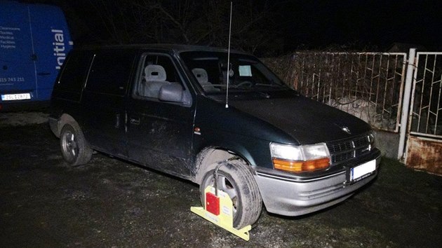 Mu v elkovicch vythl na policejn hldku pistoli a pak nepozorovan zmizel. Strnci mui nasadili na auto botiku, aby jm nemohl odjet, kdyby se vrtil  (21.3.2017).