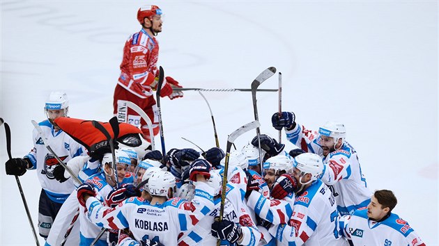 Hokejisté Chomutova slaví vítězství nad Třincem.