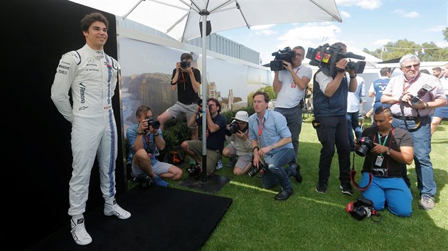 Lance Stroll v centru zjmu fotograf ped zvodem formule 1 v Austrlii.