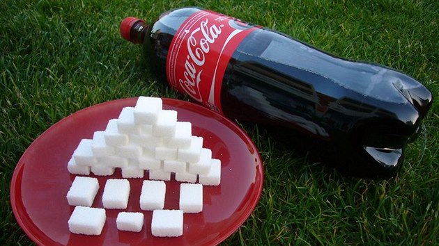 Coca Cola - V jednom litru Coca Coly je ukryto vce ne 27 kostek cukru.