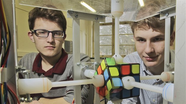 Studenti Tomá Hák a Stanislav Hájek sestrojili robota, který umí bleskov...