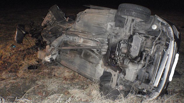 Osobn auto u Zdounek na Kromsku narazilo do dvou strom.