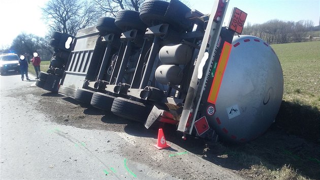Nehoda cisterny pevejc naftu mezi Bystic pod Hostnem a Loukovem na Kromsku.