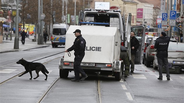 Na Andělu zasahuje pyrotechnik u podezřelého kufru, dopravní podnik odkláněla tramvaje přes Radlickou. (22.3.2017)