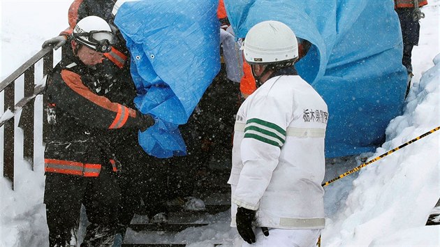 V lavin v Japonsku zemelo nejmn osm student, ptrn po peivch komplikuj nepzniv podmnky a erstv snh (27. bezna 2017).