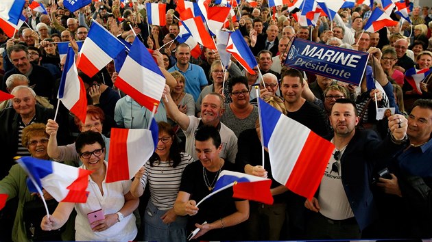 Příznivci krajně pravicové kandidátky na francouzskou prezidentku Marine Le Penové během jejího mítinku v Les Sables d'Olonne (27. března 2017).