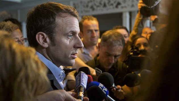Kandidát na francouzského prezidenta Emmanuel Macron za voliči vyrazil i na ostrov Réunion (26. března 2017).
