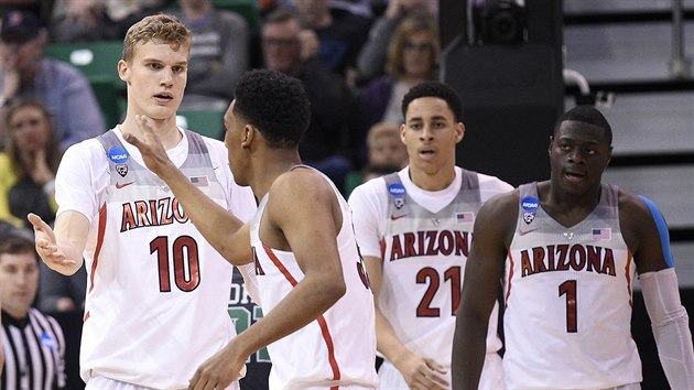 Lauri Markkanen (10) a jeho spoluhri z Arizony.