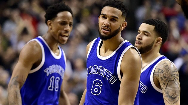 DeMar DeRozan, Cory Joseph a Fred VanVleet (zleva)  slav vhru Toronta nad Chicagem.