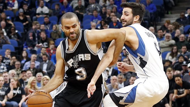 Tony Parker (vlevo) ze San Antonia obchz Rickyho Rubia z Minnesoty.