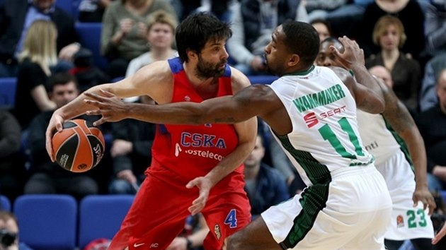 Milo Teodosi (vlevo) z CSKA Moskva se tla do Brada Wanamakera z Darssafaky Istanbul.