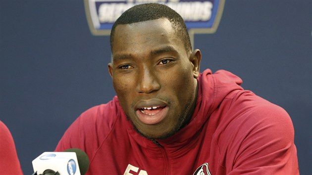 Nigerijsk basketbalista Michael Ojo z Florida State vystupuje na tiskov konferenci.