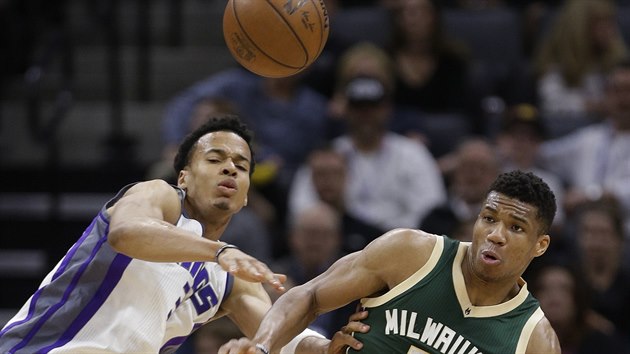 Skal Labissiere (vlevo) ze Sacramenta a Janis Adetokunbo z Milwaukee bojuj o m.