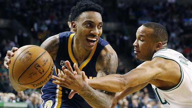 Jeff Teague (vlevo) z Indiany unik kolem Averyho Bradleyho z Bostonu.