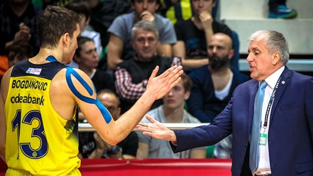 Bogdan Bogdanovi z Fenerbahce Istanbul a jeho trenr eljko Obradovi.