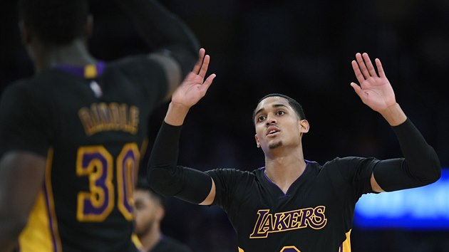 Jordan Clarkson (vpravo) slav se spoluhrem Juliusem Randlem povedenou akci LA Lakers.
