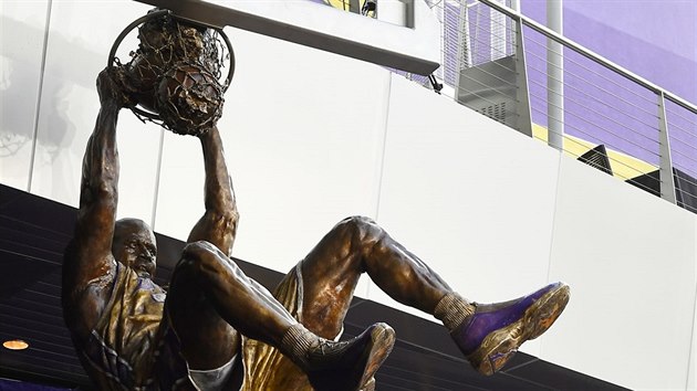 Shaquille O'Neal se od nynjka me pochlubit sochou, vis u arny jeho bvalho klubu LA Lakers.