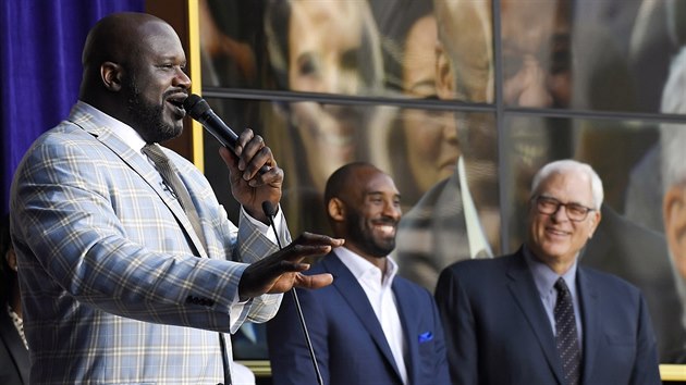 Shaquille O'Neal (vlevo) je vyhlen showman, pi odhalovn jeho sochy u haly LA Lakers pobavil i Kobeho Bryanta a Phila Jacksona.