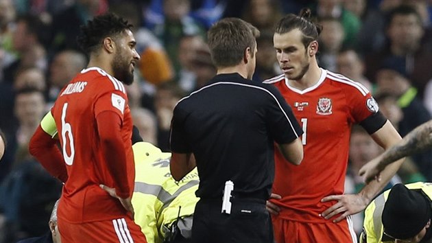 Gareth Bale (11) a Ashley Williams (6) z Walesu si s rozhodm vysvtluj, jak bude potrestn faul na Seamuse Colemana z Irska.