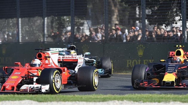 Sebastian Vettel (vlevo) z Ferrari a Max Verstappen z Red Bullu ve Velk cen Austrlie