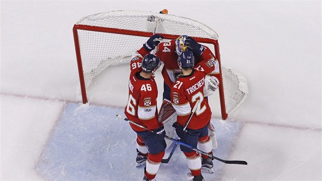 Jakub Kindl (vlevo), Vincent Trocheck a jejich brank James Reimer slav vhru Floridy.