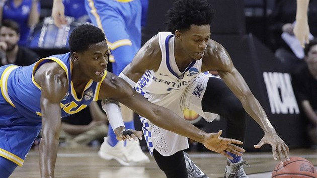 De'Aaron Fox (vpravo) z Kentucky a Aaron Holiday z UCLA v souboji o m