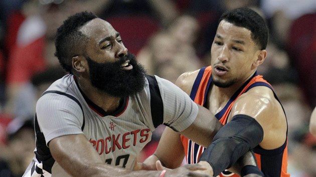 James Harden (vlevo) z Houstonu pod tlakem Andreho Robersona z Oklahoma City.