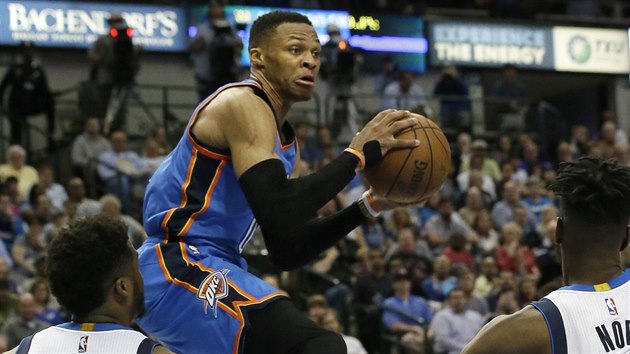 Russell Westbrook (0) z Oklahoma City se vzn nad Wesleym Matthewsem a Nerlensem Noelem z Dallasu.