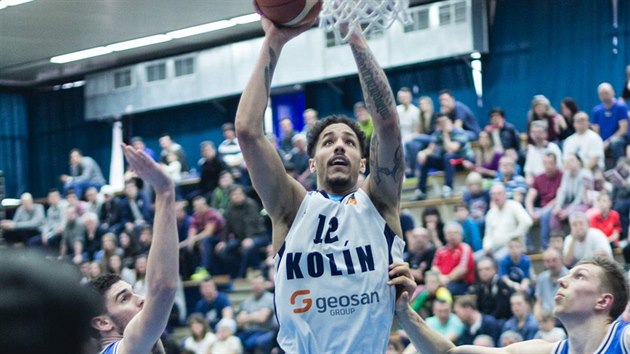 Kolnsk basketbalista Lee Skinner se prosmkl mezi Mladenem Primoracem (vlevo) a Alexem Madsenem z USK Praha.