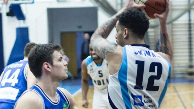 Kolnsk basketbalista Lee Skinner (vpravo) v souboju s Jaromrem Bohakem z USK Praha.