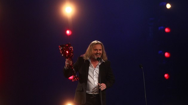 Josef Vojtek přebírá Thálii v kategorii muzikál (25. března 2016).