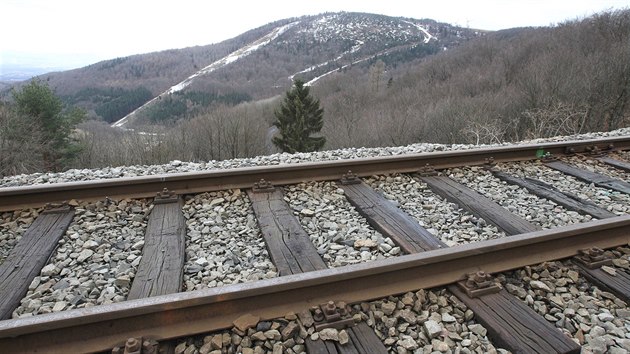 �elezni�n� tra� mezi Mikulovem a Nov�m M�stem poru�en� eroz�.