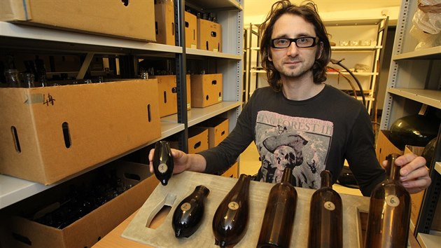 Historik Martin Krsek se sbírkou lahví, která dokumentuje vývoj výroby obalového skla.