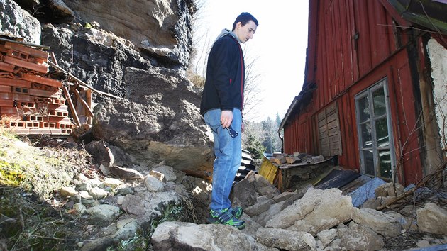Porušení skalního masivu v Mlýnech na Děčínsku u rodinného domu si prohlíží  statik Jan Mařík.