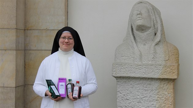 Sestra Benedikta s klášterními produkty.