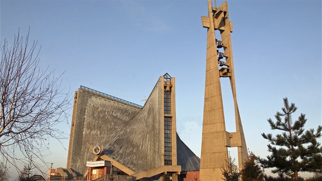 V polskm Zhoelci vyrostl v roce 1981 kostel sv. Josefa. V horn sti je chrm a v doln kaple sv. Barbory. Kostel m pipomnat otevenou bibli. V se zvony je mimo objekt. 