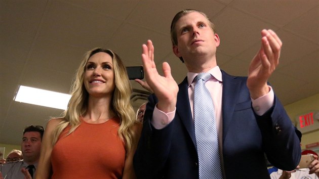 Eric Trump a jeho manelka Lara (Statesville, 18. srpna 2016)