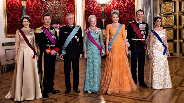 Dnsk korunn princezna Mary, korunn princ Frederik, belgick krl Philippe, dnsk krlovna Margrethe II., belgick krlovna Mathilde, dnsk princ Joachim a princezna Marie (Koda, 28. bezna 2017)