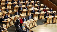Skotský parlament se v úterý sešel, aby diskutoval a večer i hlasoval o výzvě k...